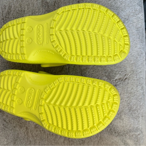 CROCS unisex Lime Green Clogs with Charms size 9 - Picture 2 of 4